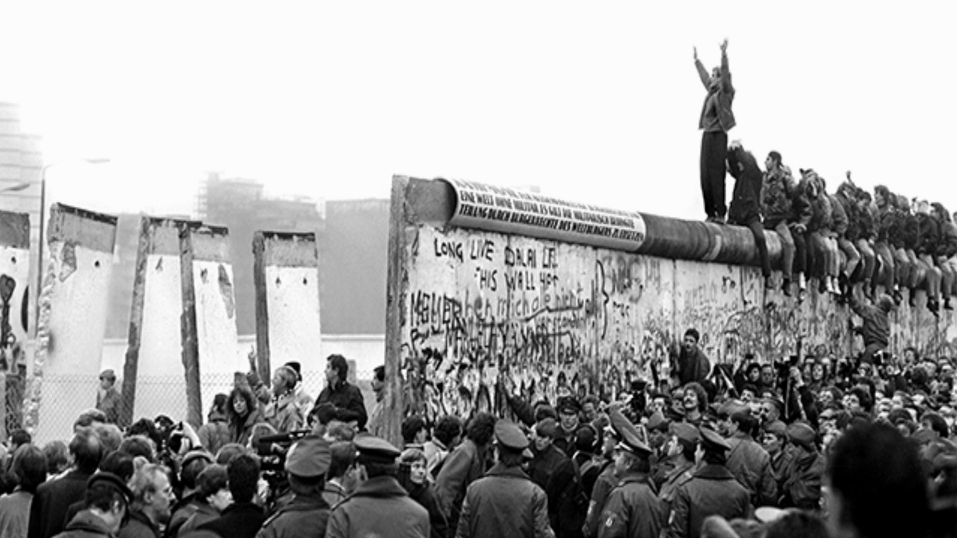 30 anni dopo la caduta del Muro di Berlino l'auto è più veloce e più ecologica